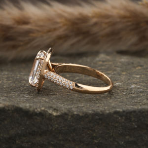 Anillo de compromiso de diamante de corte esmeralda cultivado en laboratorio, Halo de oro sólido de 10K y ajuste de pavé, anillo de regalo de lujo para mujer, certificado IGI - Product Image 3