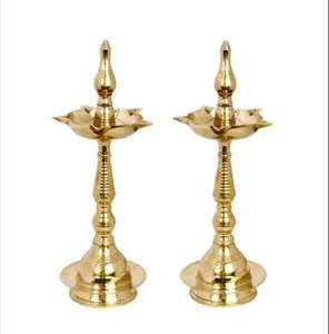 Venta al por mayor fabricante templos tradicionales Puja latón en relieve Pavo Real Mahabharat Diya lámpara de pie Natural Navidad Pascua Decoración - Product Image 1