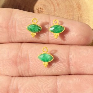 Colgante con Bisel de Esmeralda, Forma de Marquesa, Dije Delicado Chapado en Oro con Tres Colgantes Rawa - Product Image 1