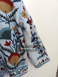 Veste courte de broderie Suzani pour femmes de qualité supérieure vêtements de plage d'hiver robe matelassée avec cadeau de conception brodée pour elle - Product Image 3