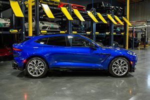 Asstoon Martin DBX 707 2023, Gasolina, Bajo Kilometraje - Product Image 3