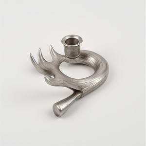 Elegante portavelas de cuerno de reno fundido de aluminio con pátina rústica pulida artesanal diseñado para Decoración - Product Image 4