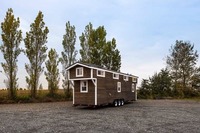 Mint Tiny Homes, édition Loft personnalisée de 34 pieds, armoires foncées et quincaillerie dorée