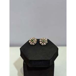 Clásicos Pendientes de Oro Blanco de 18K con Moissanita y Esmeralda Central, Diseño Floral con Patrón de Tornillo para Compromiso - Product Image 1