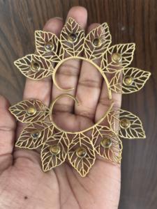 ต่างหูทรงตาเสือดีไซน์รูปใบไม้ทองเหลืองสีทองของผู้หญิงสายหูกลมน้ำหนักเบาสำหรับงานแต่งงานและวันครบรอบ - Product Image 3