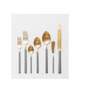 Juego de cubiertos de metal desarrollado para elevar las experiencias gastronómicas con detalles refinados y un material excepcionalmente duradero. - Product Image 3