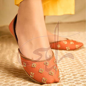 New Arrival Best Selling Women Khussa Fashion Trend Printed Anti-Slippery Genuine Leather Raw Silk Durable Material Cheap Price - Product Image 4