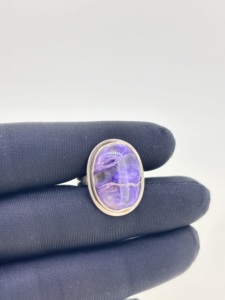 Anneaux en argent sterling 925 avec charoïte naturelle de forme ovale, pierre précieuse cabochon, design classique vintage, fabrication artisanale, sertissage en bézel, fin - Product Image 5