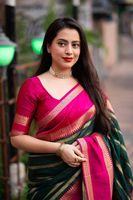 Saree in Seta Pura Multicolore con Bordo in Zari e Nappe, Tradizionale Mulmul Tessuto a Mano, per Feste Invernali da Donna, Vendita all'Ingrosso