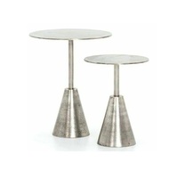 Table d'appoint classique en bois avec finition en noyer riche, offrant un charme intemporel et une commodité quotidienne pour les espaces de vie chaleureux