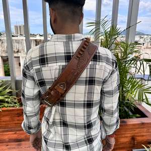 Étui de chasse Western Cowboy en cuir véritable fait à la main de qualité supérieure compatible avec bout ouvert une plate-forme avec ceintures réglables - Product Image 2