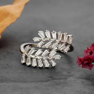 Baguette Moissanite Bague de mariage Baguette verticale Moissanite Half-Eternity Wedding Band baguette-Cut Wedding Ring - Product Image 1