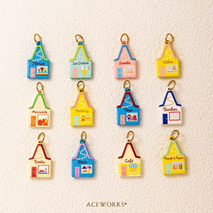 Miniaturas de la Aldea de los Cuentos |   Colgantes de acero inoxidable con baño de oro PVD de 18K, esmaltados a mano, con diseño de escaparate y mini casa de tienda - Product Image 3