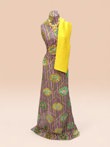 Robe somalienne traditionnelle luxueuse Maqbal Dirac taupe, brodée de fleurs, en tissu transparent doux, avec un châle jaune - Product Image 1