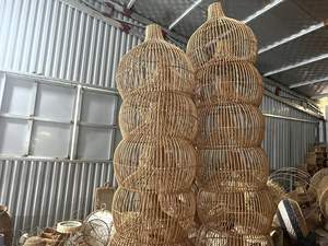 Lámpara decorativa de bambú, Material tejido natural de Vietnam para iluminación moderna del hogar, ambiente de restaurante y diseño de interiores - Product Image 3