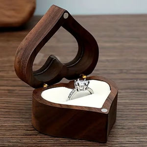 Boîte d'emballage de bijoux de luxe de couleur naturelle de haute qualité avec doublure en velours et extérieur en bois pour le rangement des alliances de mariage - Product Image 3