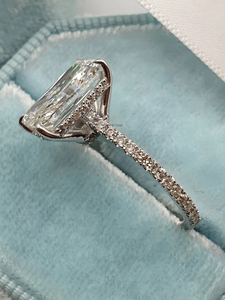 Bague de mariage de luxe coupe radiante avec 6.57 carats allongé glacé Moissanite diamant caché Halo et bande d'éternité pour les femmes - Product Image 2