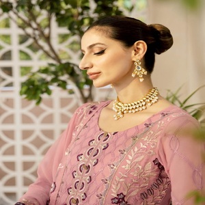 Robe Panjabi pakistanaise brodée en mousseline de soie pour femme Costume Salwar Kameez trois pièces conçu par Ramsha Vol A-9 - Product Image 3