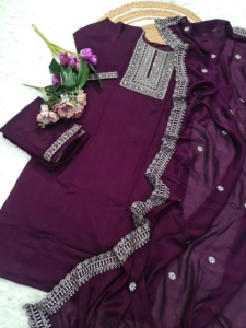 Conjunto Kurtis de 3 piezas de diseñador de seda Vichitra pura con bordado elegante y trabajo de secuencia Ropa étnica elegante para mujer - Product Image 5