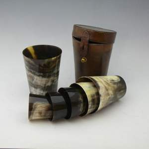 Authentique coupe à boire en corne viking écologique faite à la main avec des motifs religieux et animaliers pour les amateurs du Moyen Âge - Product Image 1