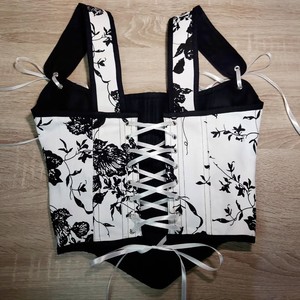 Haut corset en satin avec nœud surdimensionné Bustier à silhouette unique pour les fêtes de luxe. - Product Image 6