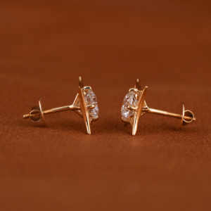 Lujosos pendientes de tornillos traseros chapados en oro de 14 quilates con diamantes de laboratorio de corte redondo La pieza de declaración perfecta para noches elegantes - Product Image 5