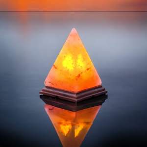 Lampe pyramidale de sel rose de l'Himalaya de luxe Base en bois élégante avec un but décoratif finement sculpté Artisanat naturel fabriqué à la main - Product Image 1