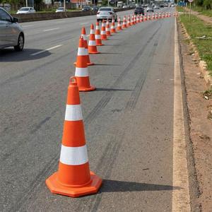 Cône de signalisation en PVC de 75 cm avec bande réfléchissante, barrière routière en PE léger pour la sécurité routière - Product Image 3