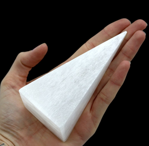 Piedra de selenita blanca Natural de alta calidad, piedra curativa con carga, pirámide geométrica, regalo de Halloween - Product Image 2