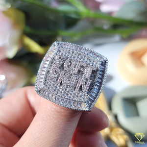 Bagues pour hommes personnalisées avec nom, déclaration plaquée or 14K, bague avec nom en diamant de laboratoire personnalisé glacé au premier doigt - Product Image 2