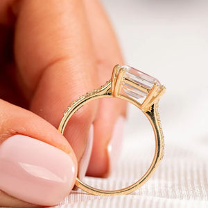 Star Dust Mujer 14K Oro sólido Compromiso y boda Banda Corte Esmeralda Moissanite Diamante Joyería fina para aniversario - Product Image 4