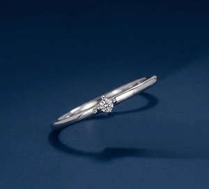 Bague empilable minimaliste pour femme en or 14 carats plaqué rhodium avec diamant de laboratoire solitaire rond brillant 0,03 carat - Product Image 2