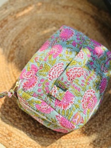 Boîte à maquillage vintage en coton à porter à la main avec fermeture à glissière - Résistante à l'eau, durable et écologique, organiseur de voyage - Product Image 2