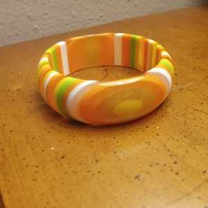 กำไลข้อต่อทำมือทำจากยางเรซินสไตล์วินเทจสำหรับผู้หญิงจากอินเดีย - Product Image 1