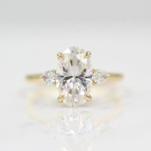 Anillo de diamante creado en laboratorio ovalado IGI, oro blanco de 14 quilates con baño de oro para bodas y compromisos o como una banda diaria - Product Image 1