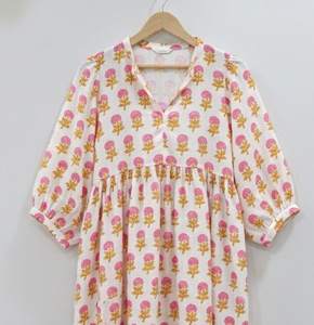 Vestido midi tipo túnica de algodón con estampado floral formal hecho a mano en India |   Vestido de Verano Transpirable con Cintura Natural - Product Image 3