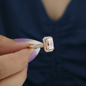 Anillo de compromiso de diamante de corte esmeralda cultivado en laboratorio, anillo de regalo de lujo con ajuste de Halo y pavé de oro macizo de 18 quilates para mujer, certificado IGI - Product Image 1