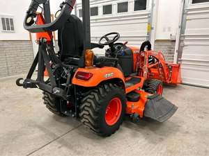 Tracteur diesel sub-compact Kubota BX2380 23HP 4 roues motrices avec chargeur |   Tracteur utilitaire compact Kubota BX2380 4x4 pour pelouse et exploitation agricole - Product Image 3