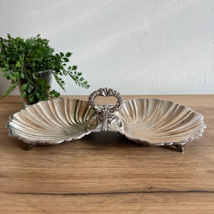 Plateau de service à trois niveaux en métal orné de desserts et de bonbons avec bords festonnés pour cadeau de fête et de mariage - Product Image 2