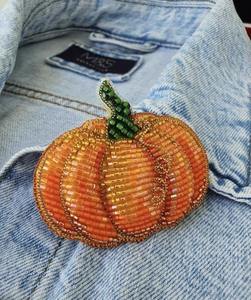 Charme pomme brodé à la main avec des perles de New York, mignon et élégant, dernier design de mode luxueux par glowin fashion - Product Image 2