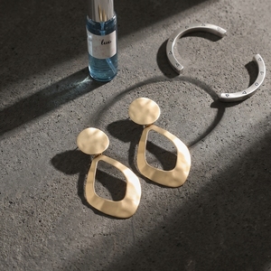 Orecchini Pendenti Dorati Geometrici Irregolari, Orecchini a Goccia Cavi, Gioielli in Metallo Astratti Minimalisti Moderni per Donne - Product Image 2