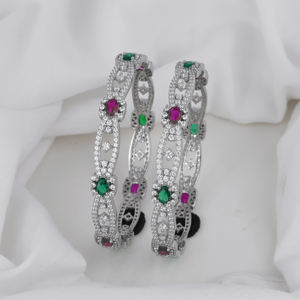 Brazaletes de plata florales intrincados de diseñador con tonos rubí Esmeralda Juego de joyas finas de estilo clásico para ocasiones especiales - Product Image 1