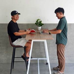 โต๊ะยืนสไตล์มินิมอลสมัยใหม่ 140x60x105 ซม. ขาทรงตัวเอ โต๊ะคอมพิวเตอร์สำหรับบ้าน/สำนักงาน รุ่น HBMN040 - Product Image 4