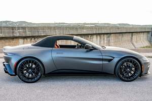 2023 Asstoon Martin Vantage Convertible Gasolina Bajo Kilometraje - Product Image 2