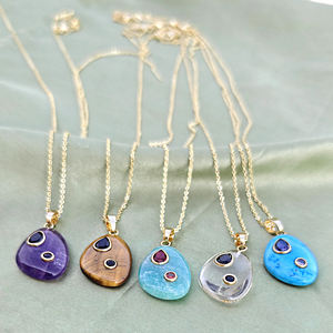 Bijoux de luxe, pendentif fantaisie en amazonite naturelle avec breloques en oxyde de zirconium rouge, chaîne en câble plaqué or 18 carats, collier statement - Product Image 6