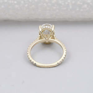 Anillo de Compromiso Ovalado con Halo Oculto Certificado por IGI, con Banda de Diamantes Pavé, Colección de Anillos de Diamantes en Oro Amarillo - Product Image 4