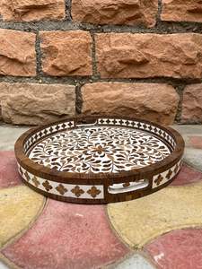 Nuevo diseño de lujo Bandeja para servir alimentos Bandeja de madera con diseño floral Bandeja para servir con mango de metal para equipos de hotel y restaurante - Product Image 2