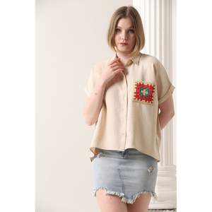 Chemisiers et chemises pour femmes Topshow avec poche fleurie en pierre – Vente en gros - Product Image 4