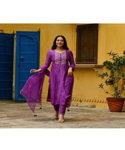 Dernière robe de soirée de créateur en coton, soie brodée, rayonne, prêt à porter, style indien, manches longues, jupe, crape tops et kurta - Product Image 4