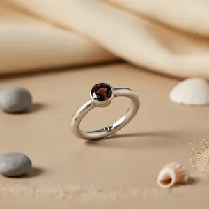 แหวนเงินแท้ 925 ชุบทองคำขาว 18K ประดับพลอยโกเมนธรรมชาติ สีโรสโกลด์ ดีไซน์ทันสมัย ของขวัญสำหรับผู้หญิง - Product Image 2